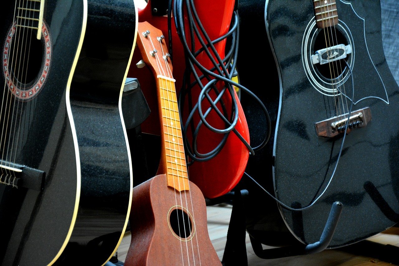 Ukulele vs Guitar: Differences between the guitar and ukulele